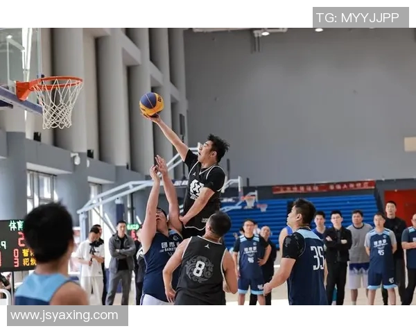 区俊炫领衔对决东莞队全力争胜展现篮球激情与团队合作精神